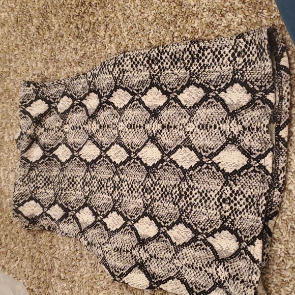 Caution to the Wind mock neck cropped tank top - Picture 3 of 3